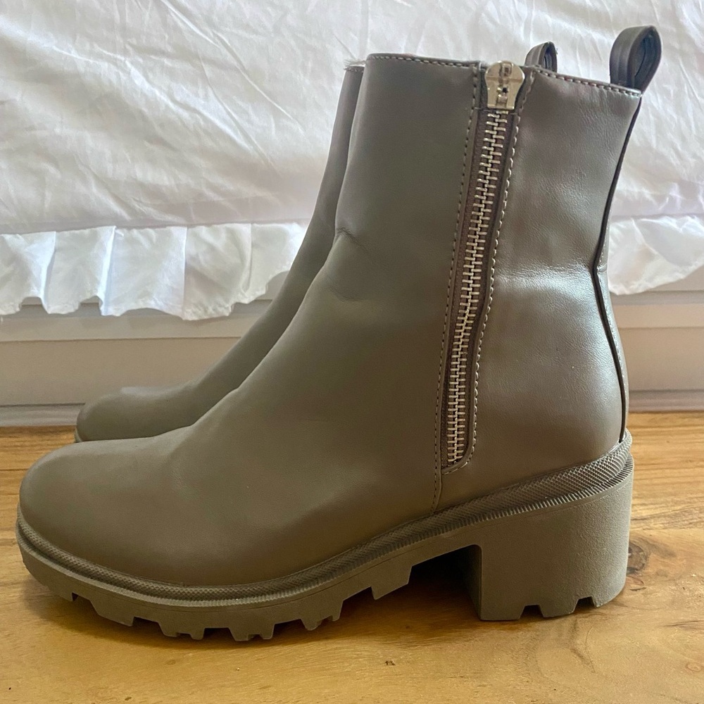 Chunky Taupe Ankle Boots with Side Zipper – Size 8.5